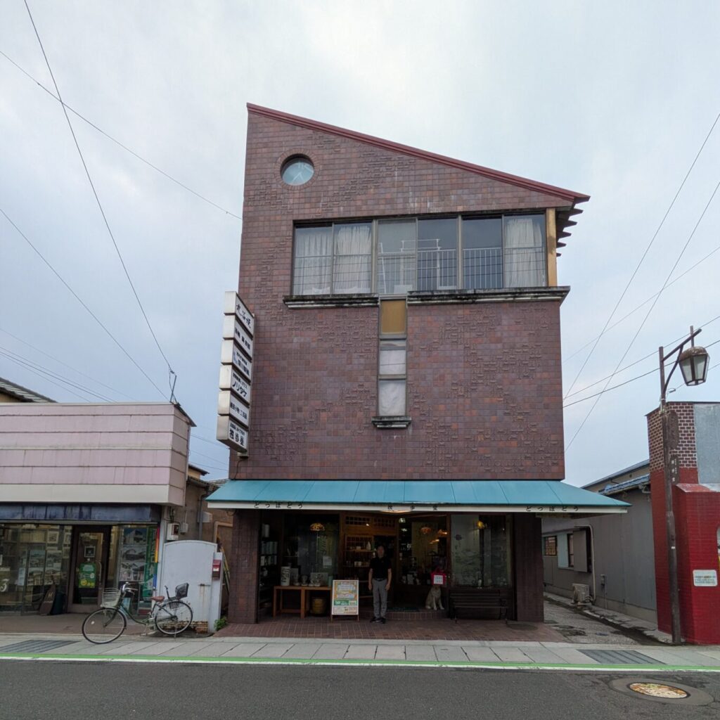 独歩堂の店舗前に立つ藤野真二