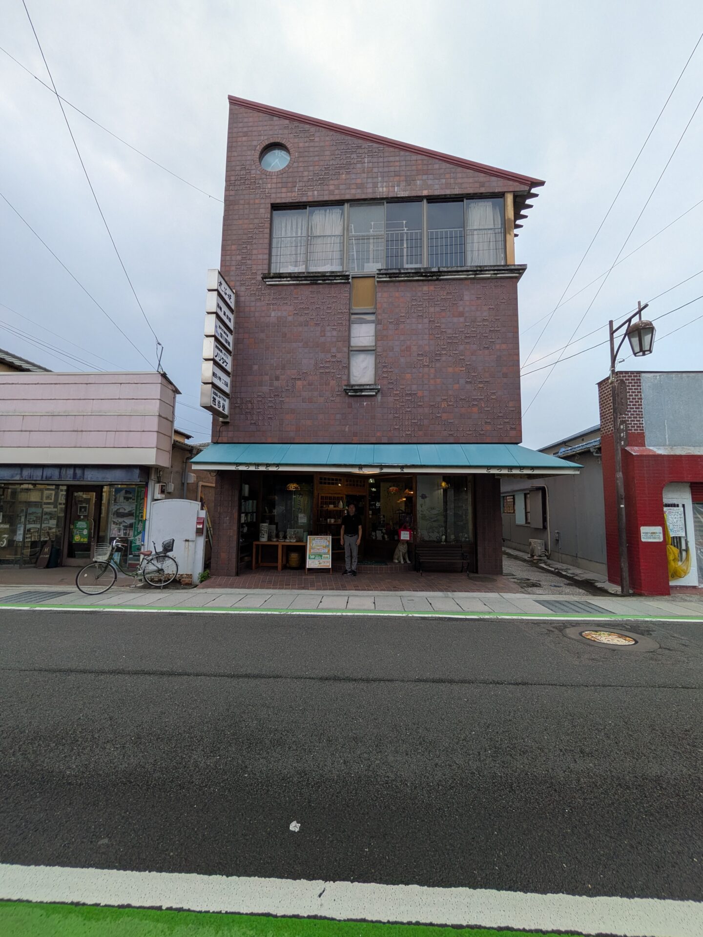 独歩堂の店舗前に立つ藤野真二