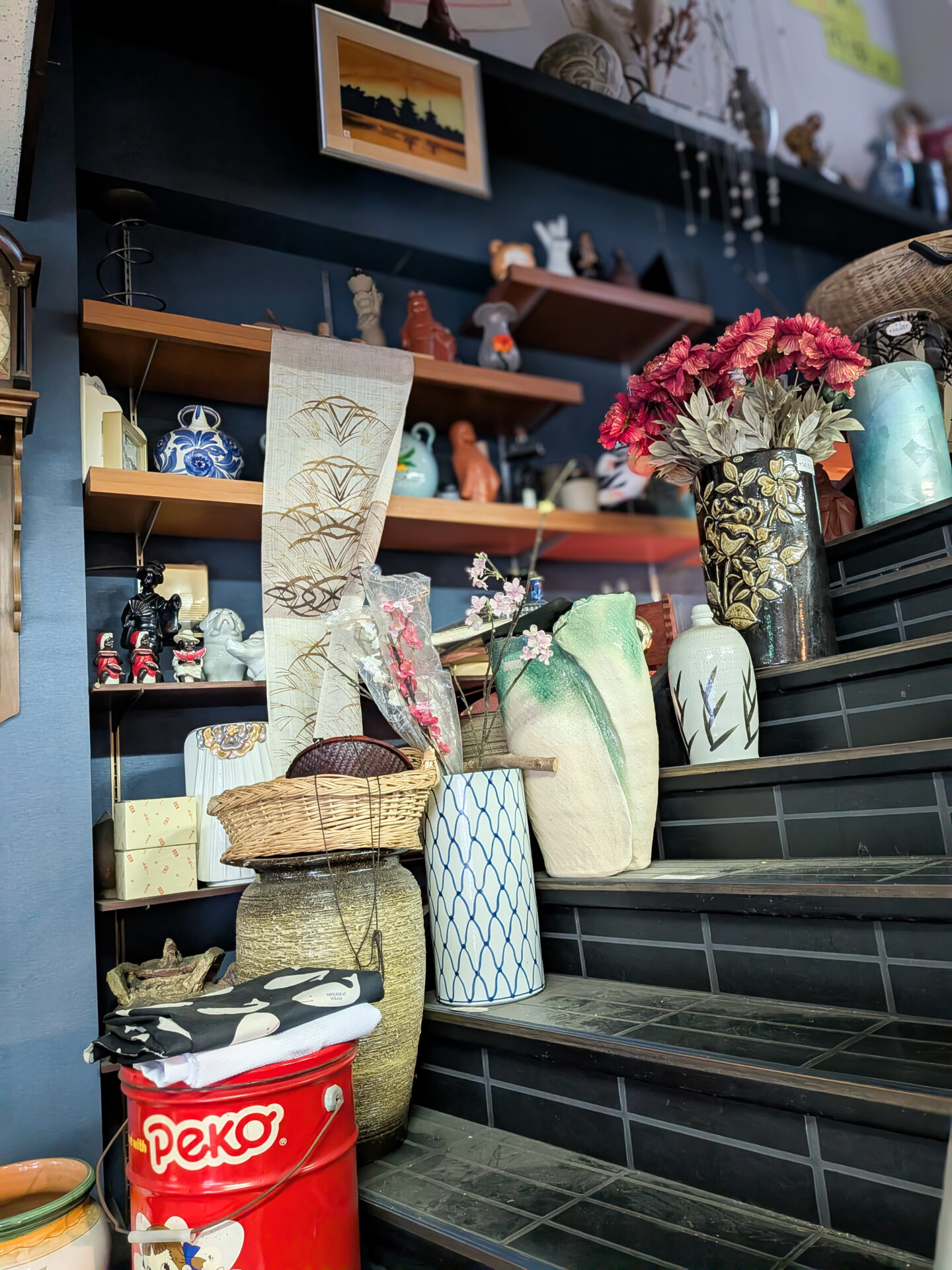 店内に並ぶ器や調度品