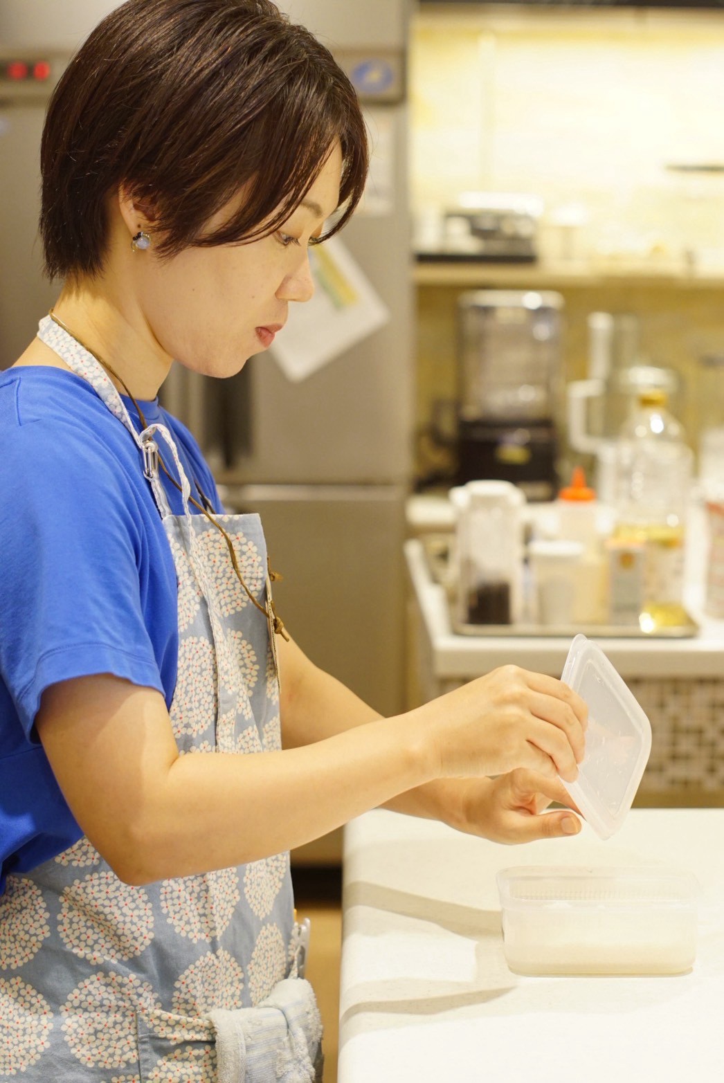 調理に取り組むおぐらのぞみさん