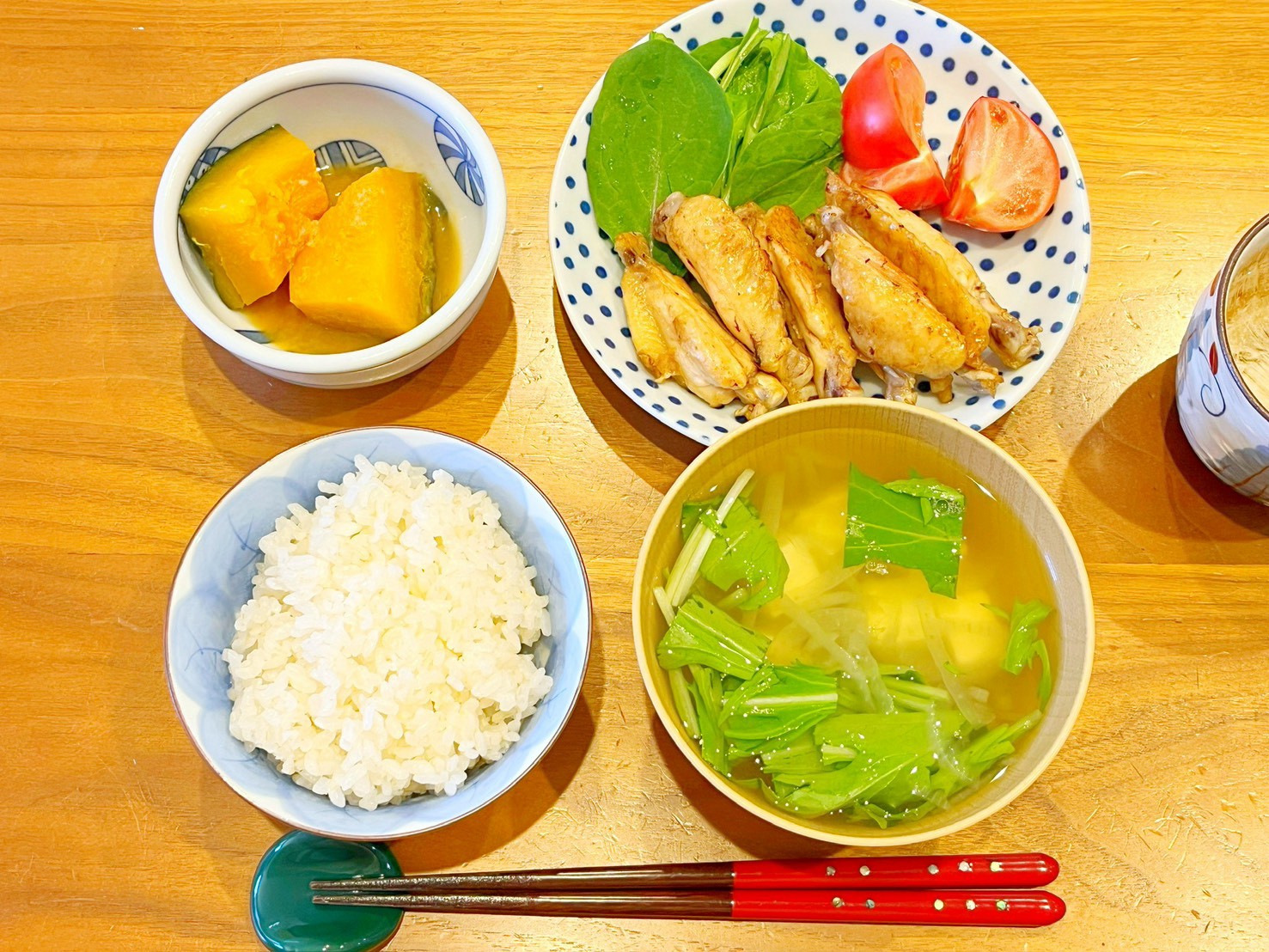 ごはんと汁物、おかずが並ぶ食卓