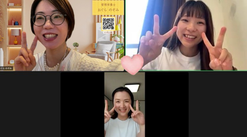 オンラインで笑顔を見せる3人の記念写真