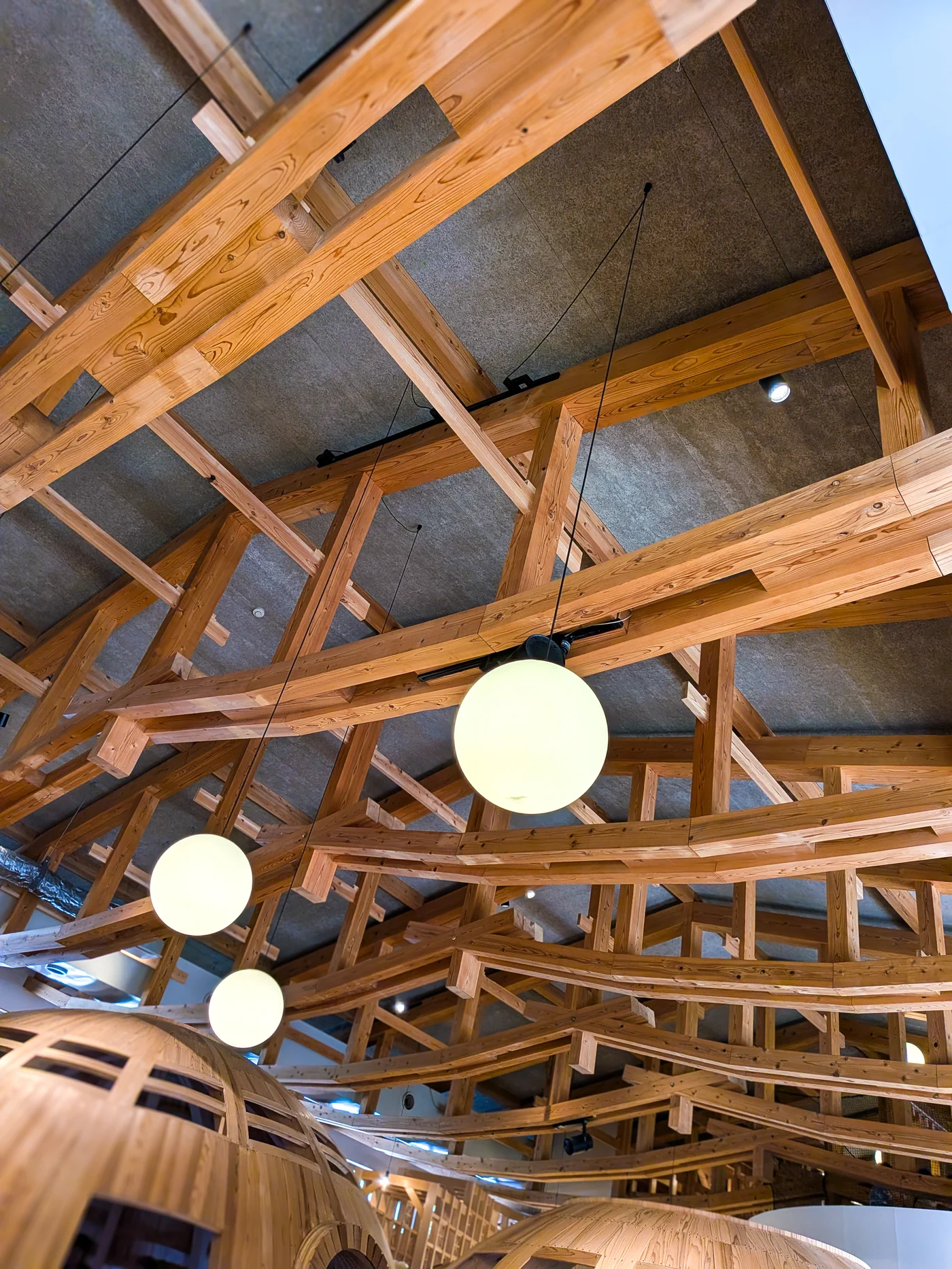 高知県産材を生かした佐川おもちゃ美術館の館内